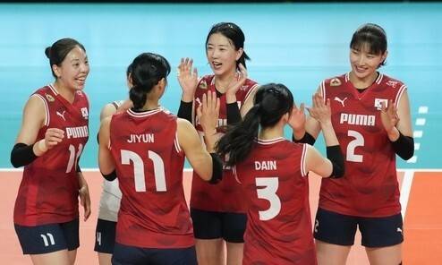 여자배구 대표팀이 16일 경남 진주체육관에서 열린 2025 코리아인비테이셔널 진주 국제여자배구대회 일본과 경기에서 득점한 뒤 기뻐하고 있다. 대한배구협회 제공