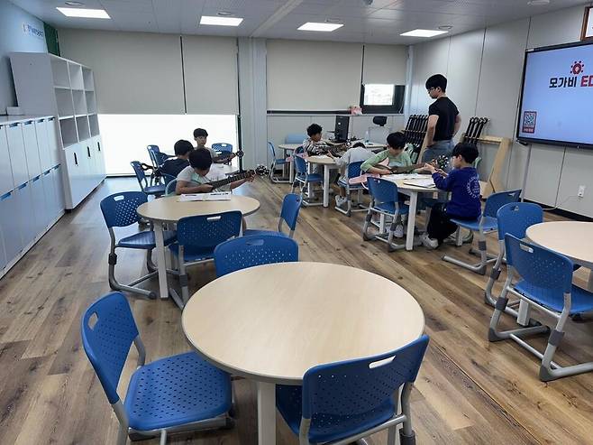 부산형 늘봄학교에서 초등학생들이 기타를 배우고 있다. 부산시교육청 제공