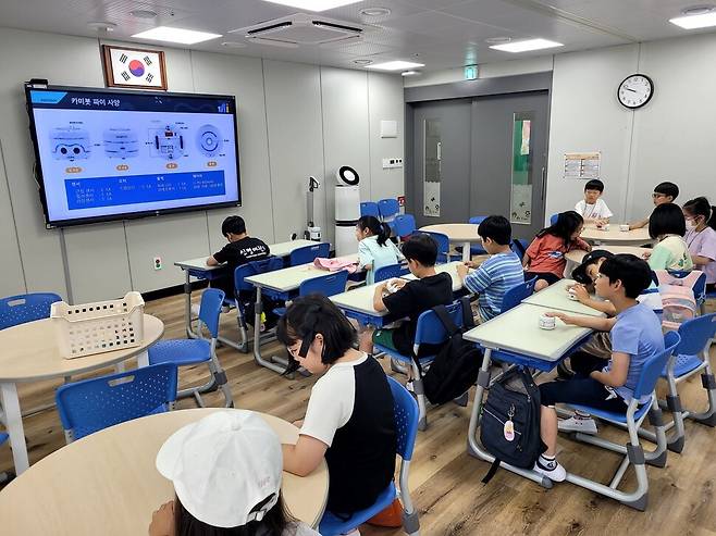 부산 늘봄학교에서 초등학생들이 인공지능을 활용한 학습을 하고 있다. 부산시교육청 제공