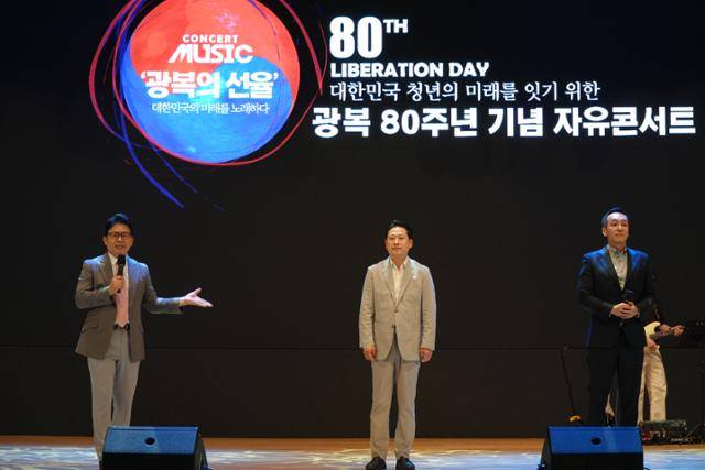 장동혁 국민의힘 의원과 김민수 전 대변인이 15일 서울 강남구 코엑스에서 열린 전한길씨 주최 '광복 80주년 기념 자유콘서트'에 참석해 있다. 장동혁 의원실 제공