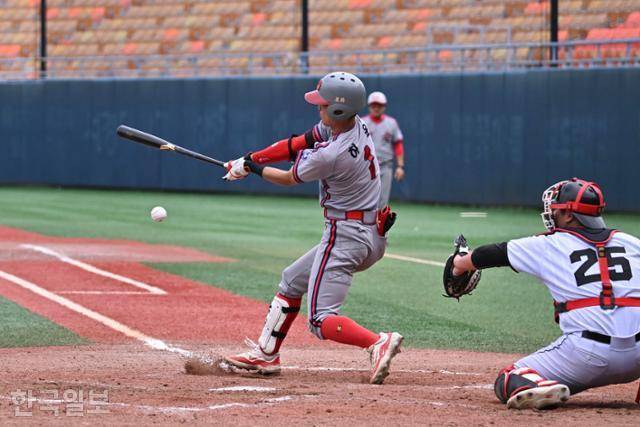 17일 서울 양천구 목동구장에서 제53회 봉황대기 전국고교야구대회 광주BC와 충암고 경기가 열린 가운데 3회초 충암고 공격, 허윤이 적시타를 날리고 있다. 정다빈 기자