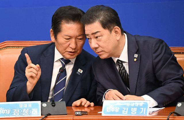 정청래(왼쪽) 더불어민주당 대표가 지난 13일 국회에서 열린 최고위원회의에서 김병기 원내대표와 대화하고 있다. 고영권 기자