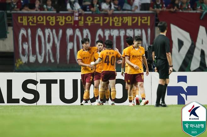 헤이스가 득점 후 동료들과 기뻐하는 모습. 사진=프로축구연맹