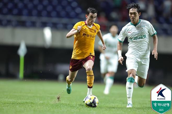광주 아사니(왼쪽)와 대전 이명재. 사진=프로축구연맹