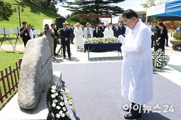 15일 주낙영 경주시장이 경주 3·1 독립만세운동 발상지 표지석 앞에서 순국선열의 넋을 기리며 헌화하고 묵념하고 있다. [사진=경주시청]