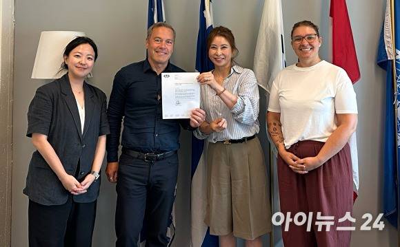 세계유산도시기구 아태지역사무처가 지난달 30일(현지시간) 캐나다 퀘벡 세계유산도시기구 본부를 찾아 총회 준비 사항을 협의 한 후 기념촬영을 하고 있다. 좌측부터 경주시 대외소통협력관 OWHC 아태사무처 김지영 주무관, OWHC 미카엘 드 티스 사무총장, 경주시 대외소통협력관 OWHC 아태사무처 김정희 팀장, OWHC 앙드레안 샤레스트 사무차장. [사진=경주시청]