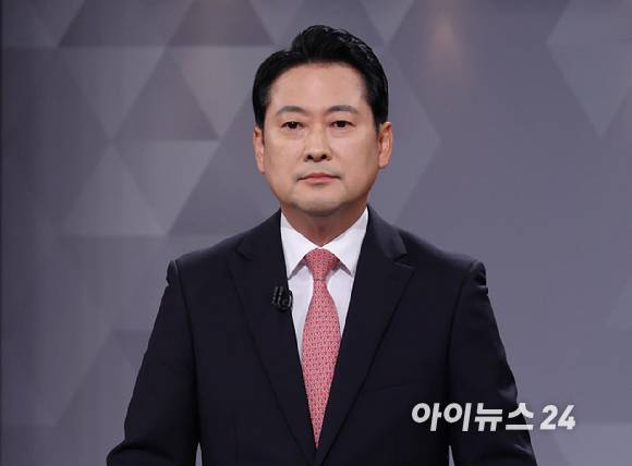 장동혁 국민의힘 당대표 후보가 17일 서울 여의도 KBS에서 열린 2차 TV토론회에 앞서 포즈를 취하고 있다. [사진=국회사진기자단]