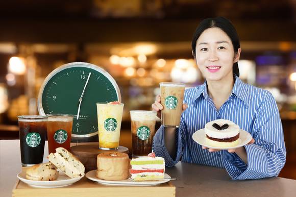스타벅스에서 저녁 6시 이후 푸드와 함께 주문하면 모든 제조 음료 30% 할인 혜택을 제공한다. [사진=스타벅스코리아]