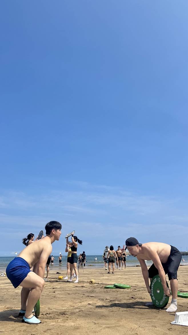 여름 해변이 체육관으로 변했다. 17일 제주시 이호테우해변에서 열린 크로스핏 프로그램에 관광객들의 도전이 이어지고 있다