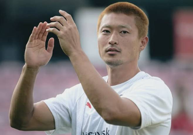 머리를 빡빡 깎고 주황색으로 염색한 조규성. [사진 미트윌란]