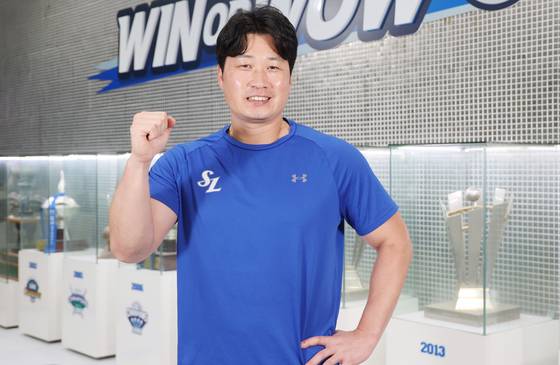 대구삼성라이온즈파크를 장식한 역대 우승트로피 앞에서 포즈를 취한 오승환. 송봉근 기자