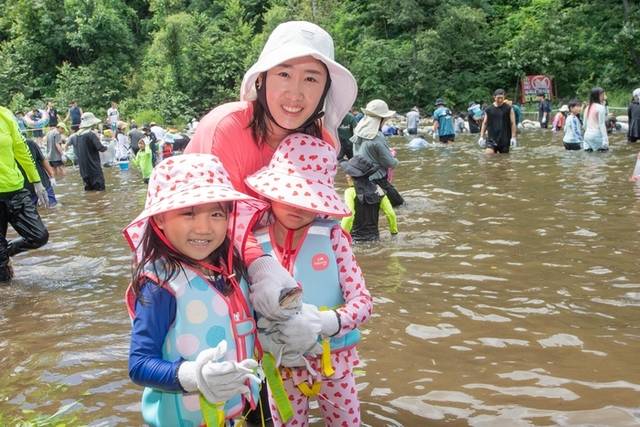 ▲ 아이들이 숲을 둘러본 후 소똥령 유원지에서 맨손잡기로 연휴를 즐겼다.