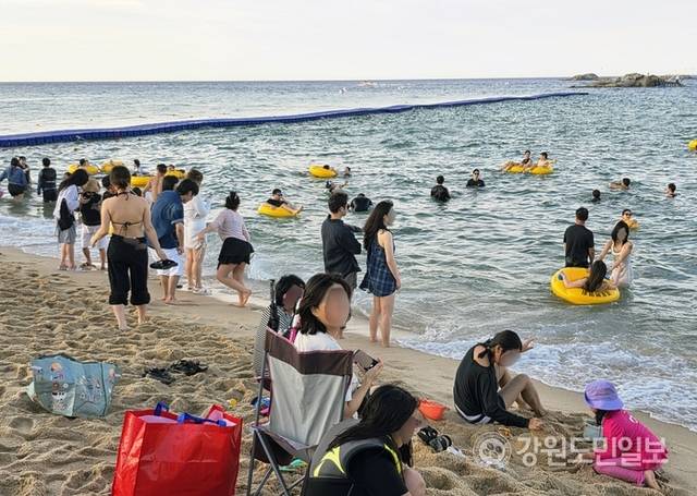 ▲ 지난 16일 강릉 경포해수욕장에서 피서객들이 해수욕을 즐기며 더위를 식히고 있다. 황선우 기자