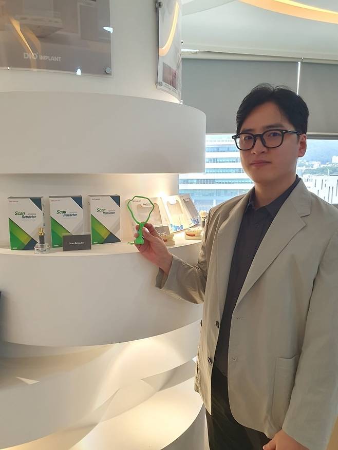 이송규 사원이 스캔 관련 제품들을 보여주고 있다. 부산=윤현주 기자