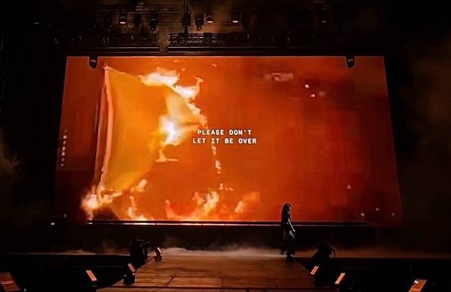 영국의 팝가수 찰리xcx가15일 경기도 과천시 서울대공원에서 열린 ‘원 유니버스 페스티벌’에서 무대를 선보이고 있다. 찰리 xcx 인스타그램 갈무리