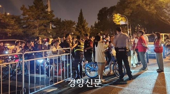 16일 중국 베이징 교통통제 구역 내 사는 주민들은 집에 갈 때 신분증을 보여줘야 통제구역 내로 들어갈 수 있었다. 베이징 | 박은하 특파원