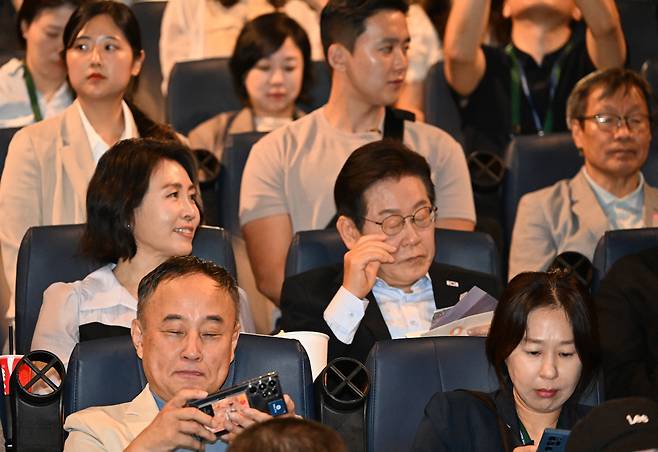 이재명 대통령이 17일 서울 용산 아이파크몰 CGV 영화관에서 영화 <독립군:끝나지 않은 전쟁>을 관람하기 전 관련 정보를 살펴보고 있다. 대통령실사진기자단
