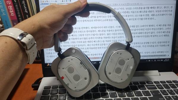 낫싱 헤드폰(1) 리뷰 기사를 작성하는 도중에 헤드폰(1)을 들고 제품 전체를 촬영했다. 정옥재 기자