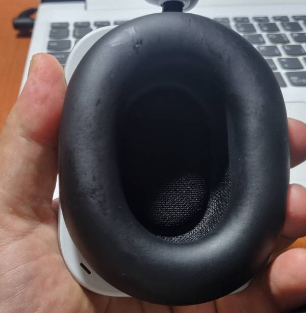 낫싱 헤드폰(1) 안쪽 모습. 에어컨이 나오는 실내에서 착용했는데도 땀이 약간 묻어 있다. 정옥재 기자