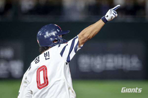 17일 부산 사직구장에서 열린 삼성과 3연전 마지막 경기에서 롯데 황성빈이 9회말 동점 솔로포를 터트린 뒤 세리머니를 하고 있다. 롯데자이언츠 제공