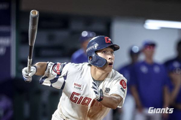 17일 부산 사직구장에서 열린 삼성과 3연전 마지막 경기에서 롯데 황성빈이 9회말 솔로 홈런을 친 뒤 날아가는 공을 바라보고 있다. 롯데 자이언츠 제공