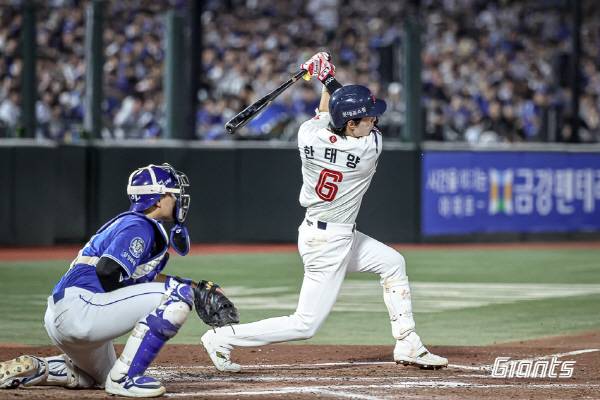 17일 부산 사직구장에서 열린 삼성과 3연전 마지막 경기에서 롯데 한태양이 안타를 친 뒤 날아가는 타구를 바라보고 있다. 롯데 자이언츠 제공