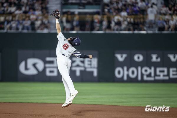 17일 부산 사직구장에서 열린 삼성과 3연전 마지막 경기에서 롯데 한태양이 삼성 디아즈가 친 타구를 몸을 던져 잡아내고 있다. 롯데 자이언츠 제공