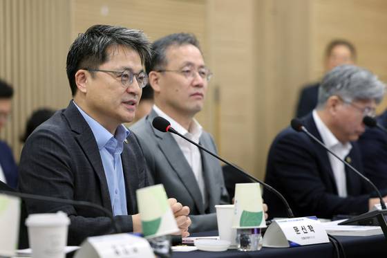 First Vice Minister of Trade, Industry and Energy Moon Shin-hak, far left, speaks at a meeting with middle-sized corporations for a ″scale-up″ method roundtable at a venue in Mapo District, western Seoul on Aug. 13. [NEWS1]