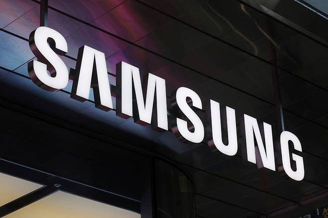 The logo of Samsung Electronics is seen at the company's store in Seoul on April 15. [REUTERS/YONHAP]