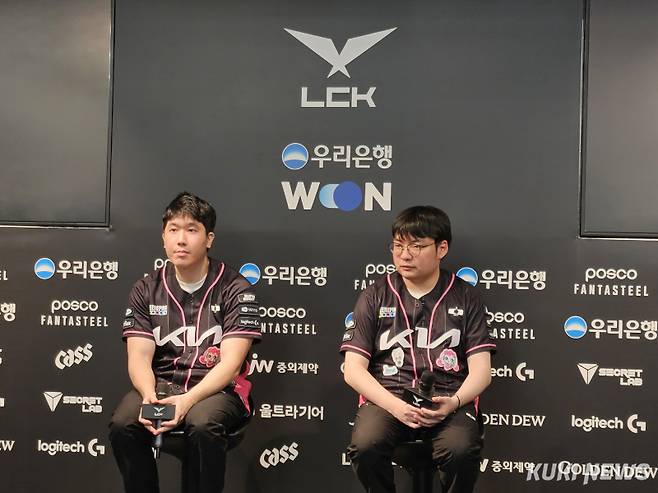 ‘씨맥’ 김대호와 ‘베릴’ 조건희가 17일 서울 종로구 LCK 아레나에서 열린 ‘2025 LCK’ 정규시즌 4라운드 OK저축은행과 경기가 끝난 뒤 취재진과 기자회견을 하고 있다. 송한석 기자