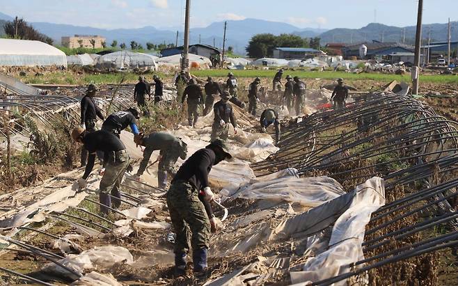 지난달 28일 경남 산청에서 특수전사령부 예하 특전대원들이 침수 농가에 대한 정비 및 복구를 하고 있다. 연합뉴스