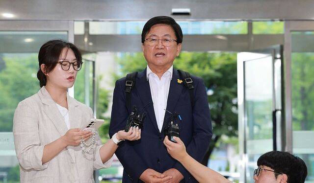 최교진 사회부총리 겸 교육부 장관 후보자가 지난 14일 인사청문회 준비 사무실이 마련된 서울 영등포구 여의도 한국교육시설안전원으로 출근하며 취재진 질문에 답하고 있다. 연합뉴스