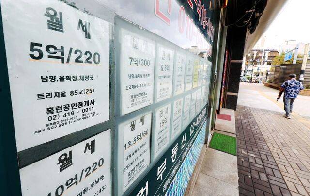 17일 대법원 등기정보광장에 따르면 올해(1~7월) 주택 임대차 시장에서 월세(보증부 월세 포함) 거래가 105만6898건으로 집계됐다. 매년 1~7월 기준 사상 최대치다. 이날 서울시내 한 부동산에 월세 물건 정보가 게시돼 있다. 뉴시스