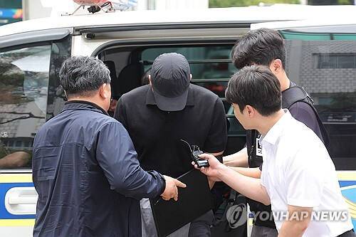 지난달 30일 오전 의정부지법에서 강도상해 혐의로 구속영장이 청구된 30대 농협 직원 A씨가 구속 전 피의자 심문을 위해 법정으로 이동하고 있다. 연합뉴스