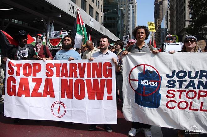 16일 (현지시간) 미국 뉴욕에서 팔레스타인에 대한 탄압을 반대하는 시위가 벌이지고 있다. AFP연합