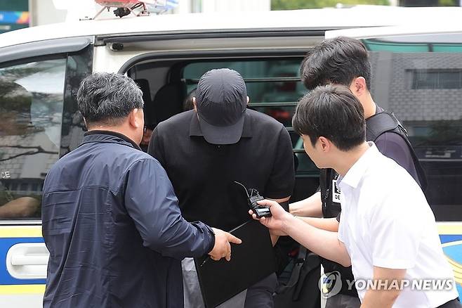 지난달 30일 경기도 의정부시 가능동 의정부지방법원에서 강도상해 혐의로 구속영장이 청구된 30대 농협 직원 A씨가 구속 전 피의자 심문을 위해 법정으로 이동하고 있다. 엲합뉴스