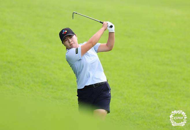17일 아이언샷을 한 뒤 공을 바라보고 있는 홍정민.  KLPGA