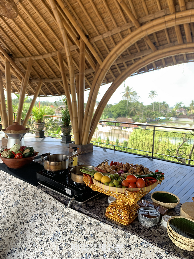 아비세나 우붓의 쿠킹클래스 현장. 야외 테라스에서 리조트 전속 셰프와 함께 진행된다. [사진 = 김민주 기자]