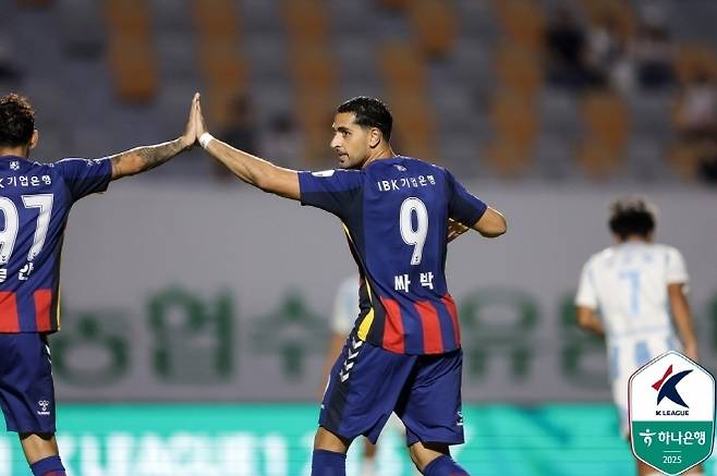 수원 FC 주전 스트라이커 싸박. 사진=한국프로축구연맹