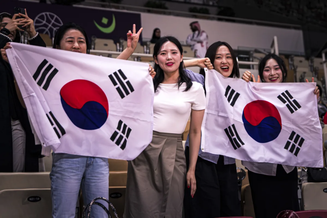 100% 확실한 건 대한민국 팬들은 선수단을 위해 물심양면 지원, 그리고 뜨겁게 응원했다는 것이다. 안준호 감독에 의하면 1949년생 할머니부터 어린 팬들까지 제다를 찾아 선수단에 특급 지원했다고 한다. 그들의 응원 덕분에 대한민국은 ‘죽음의 조’를 통과, 8강까지 오를 수 있었다. 사진=FIBA 제공