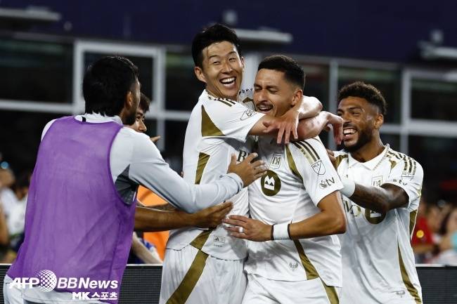 첫 도움을 기록하고 동료들과 기뻐하는 손흥민. 이제는 진짜 LAFC의 에이스. 사진(미국 폭스보로)=ⓒAFPBBNews = News1