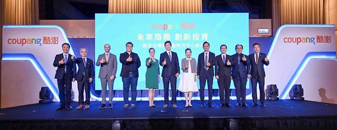 지난 2023년 11월 열린 대만 2호 풀필먼트센터 오픈 기념 행사 행사에서 김범석 쿠팡Inc. 김범석 의장(사진 가운데)을 비롯해 왕메이화 경제부 장관 등 대만 주요 정부부처 관계자들이 기념 촬영을 했다. /사진제공=쿠팡Inc