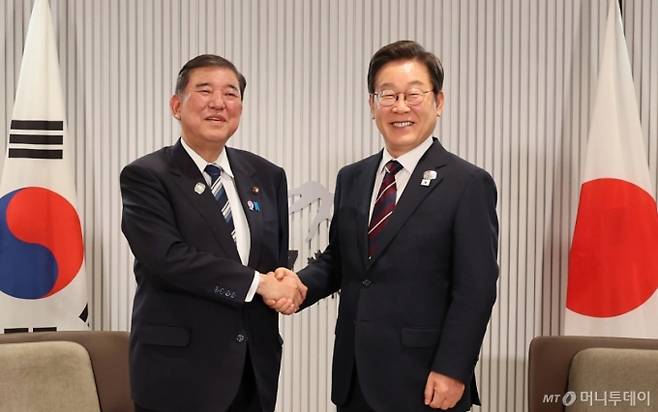 이재명 대통령이 지난 6월17일(현지시간) 캐나다 앨버타주 캐내내스키스 주요 7개국(G7) 정상회의장에서 이시바 시게루 일본 총리와 한일 정상회담에 앞서 악수하고 있다. / 사진=뉴시스