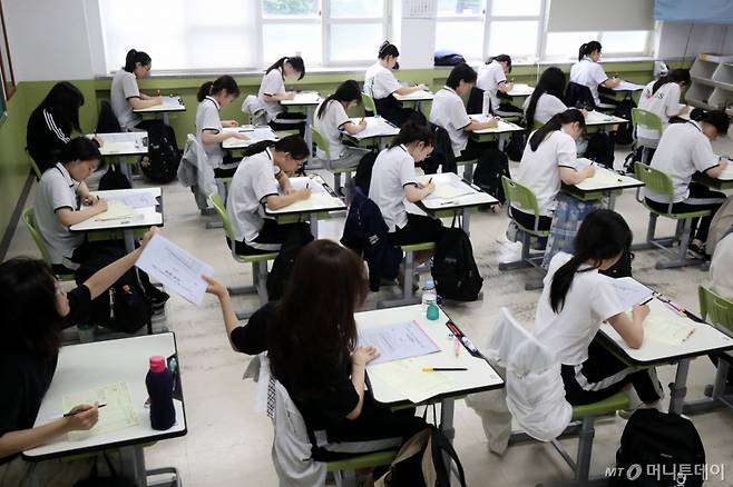 2025학년도 7월 고3 전국연합학력평가가 치러진 10일 오전 대구 수성구 대구여자고등학교에서 고3 학생들이 1교시 국어 영역 시험을 앞두고 문제지를 넘기고 있다. /사진=뉴스1