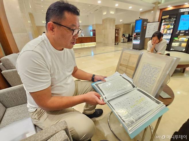 지난 12일 오후 서울 마포구 한 호텔의 로비에서 김령필씨가 김규식과 관련한 서류를 보여주며 설명하고 있다. /사진=정세진