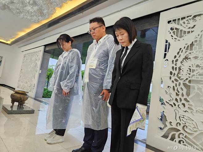 지난 13일 국립서울현충원  무훈선열제단에서 노은 김규식의 증손자 김령필씨가 부인 옌지연씨와 현충원 관계자와 함께 묵념하고 있다. /사진=정세진 기자