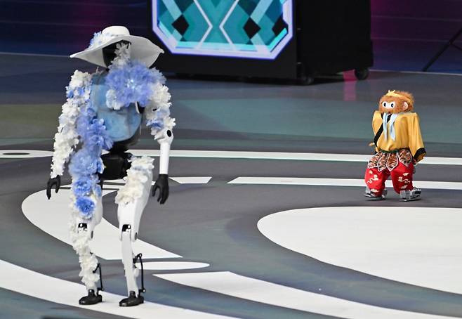 [베이징=신화/뉴시스] 지난 14일 중국 수도 베이징에서 열린 2025 세계 휴머노이드 로봇 게임 개막식에서 휴머노이드 로봇들이 패션쇼를 하고 있다.2025.08.15