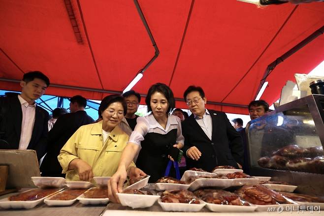 [서울=뉴시스] 최동준 기자 = 이재명 대통령과 김혜경 여사가 17일 서울 은평구 연서시장을 방문해 민생회복 소비쿠폰 체감 효과 점검 및 장을 보고 있다. (사진=대통령실 제공) 2025.08.17. photo@newsis.com *재판매 및 DB 금지 /사진=