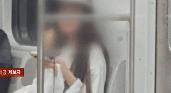 지하철 노약자석에서 대놓고 흡연한 여성을 향한 비판이 쏟아졌다. 사진은 서울 지하철 4호선 노약자석에서 전자담배를 피우는 여성의 모습. /사진=JTBC '사건반장' 캡처