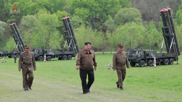 북한은 지난 2024년 4월 22일 김정은 국무위원장의 지도로 600mm 초대형 방사포병 부대들을 국가 핵무기 종합관리체계인 핵방아쇠 체계 안에서 운용하는 훈련을 처음으로 진행했다고 조선중앙TV가 다음날  보도했다. 조선중앙TV 화면 캡처